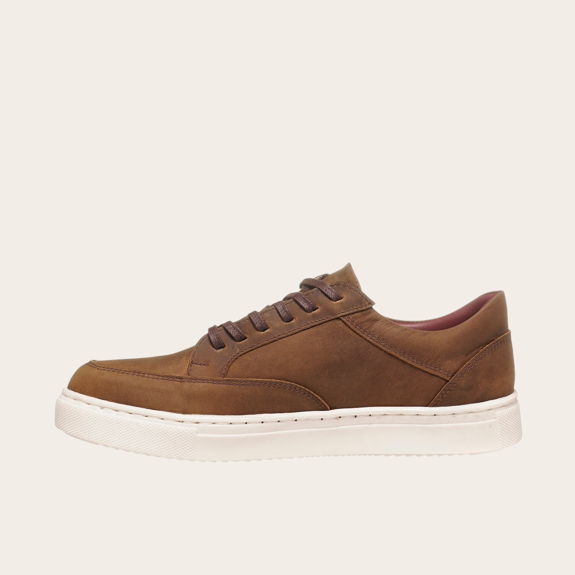 Zapatilla OLKI La Campana de cuero camel con cordones y planta blanca. Diseño urbano y minimalista.
