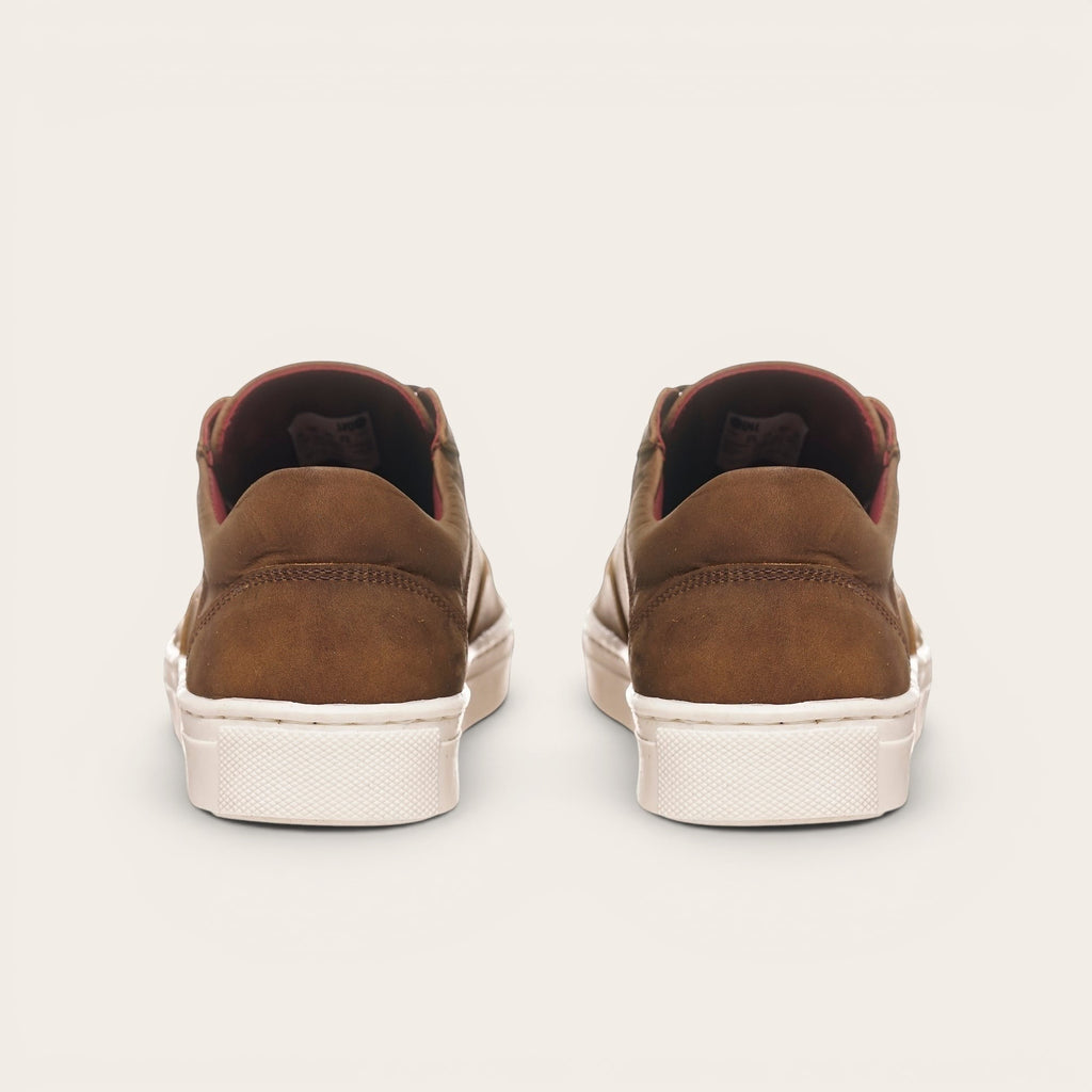 Zapatillas OLKI La Campana de cuero camel con planta blanca y forro burdeos. Diseño minimalista y urbano.