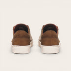 Zapatillas OLKI La Campana de cuero camel con planta blanca y forro burdeos. Diseño minimalista y urbano.