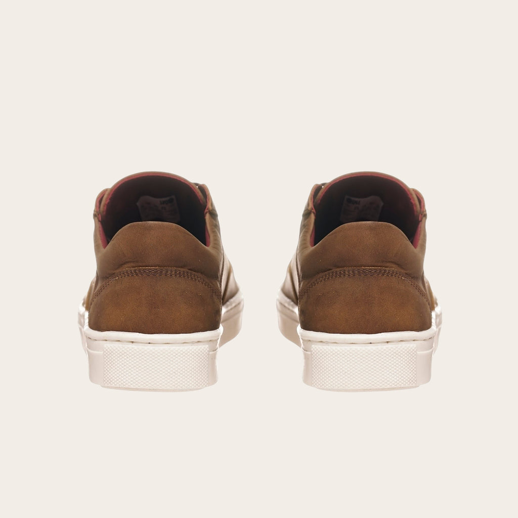 Zapatillas OLKI La Campana de cuero camel con planta blanca y forro burdeos. Diseño minimalista y urbano.