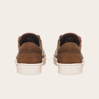Zapatillas OLKI La Campana de cuero camel con planta blanca y forro burdeos. Diseño minimalista y urbano.