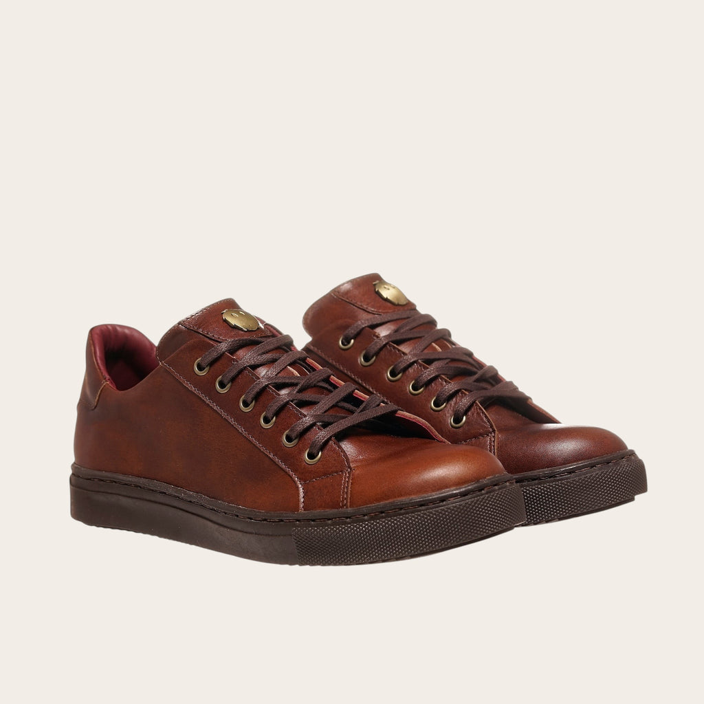 Zapatilla OLKI Tronador de cuero vacuno marrón con cordones de algodón encerado y planta de caucho antideslizante. Diseño para vestir.