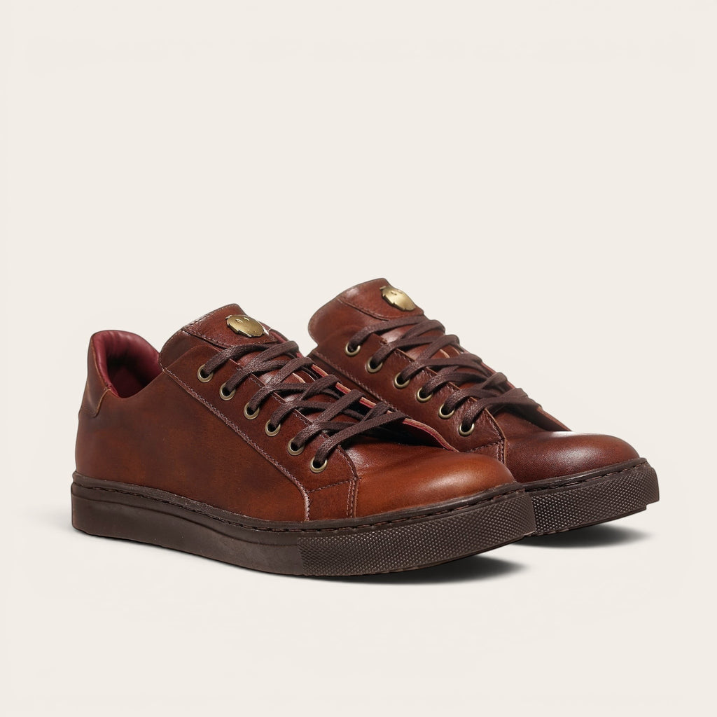 Zapatilla OLKI Tronador de cuero vacuno marrón con cordones de algodón encerado y planta de caucho antideslizante. Diseño para vestir.
