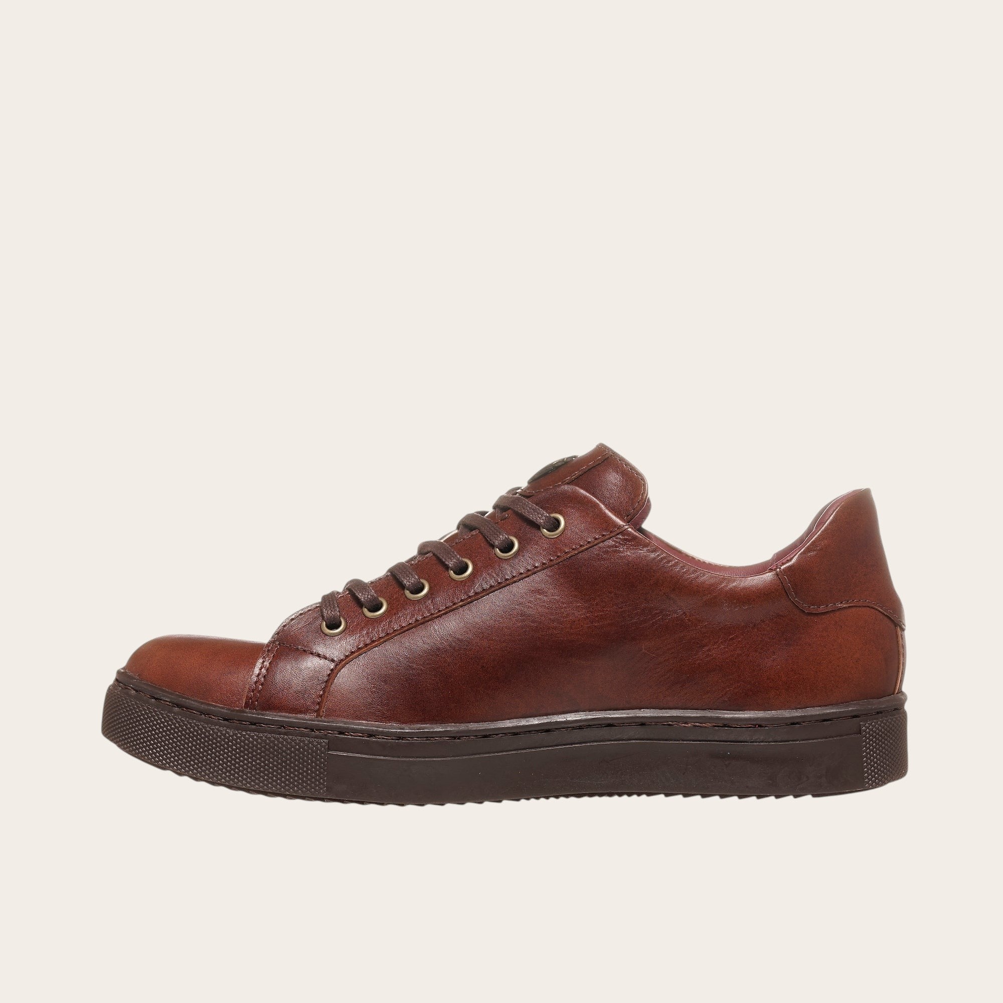 Zapatilla OLKI Tronador de cuero vacuno marrón con cordones y planta de caucho antideslizante.