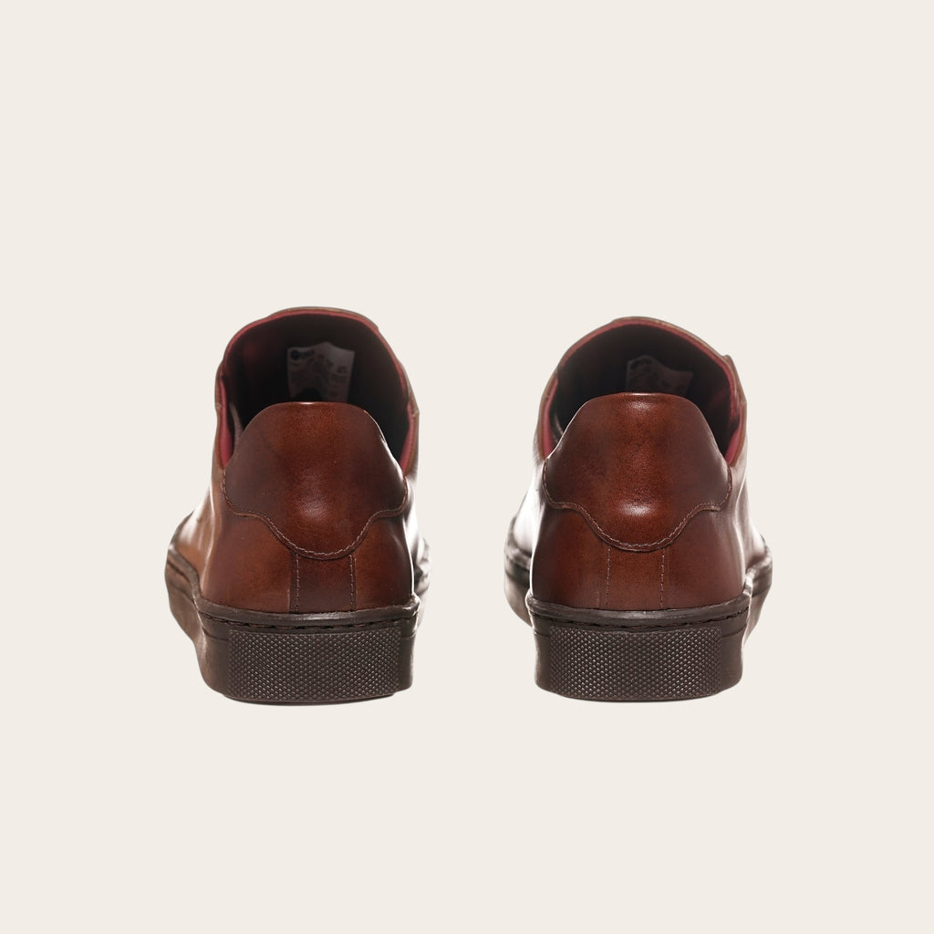 Zapatilla OLKI Tronador de cuero marrón con planta de caucho antideslizante y forro guinda.
