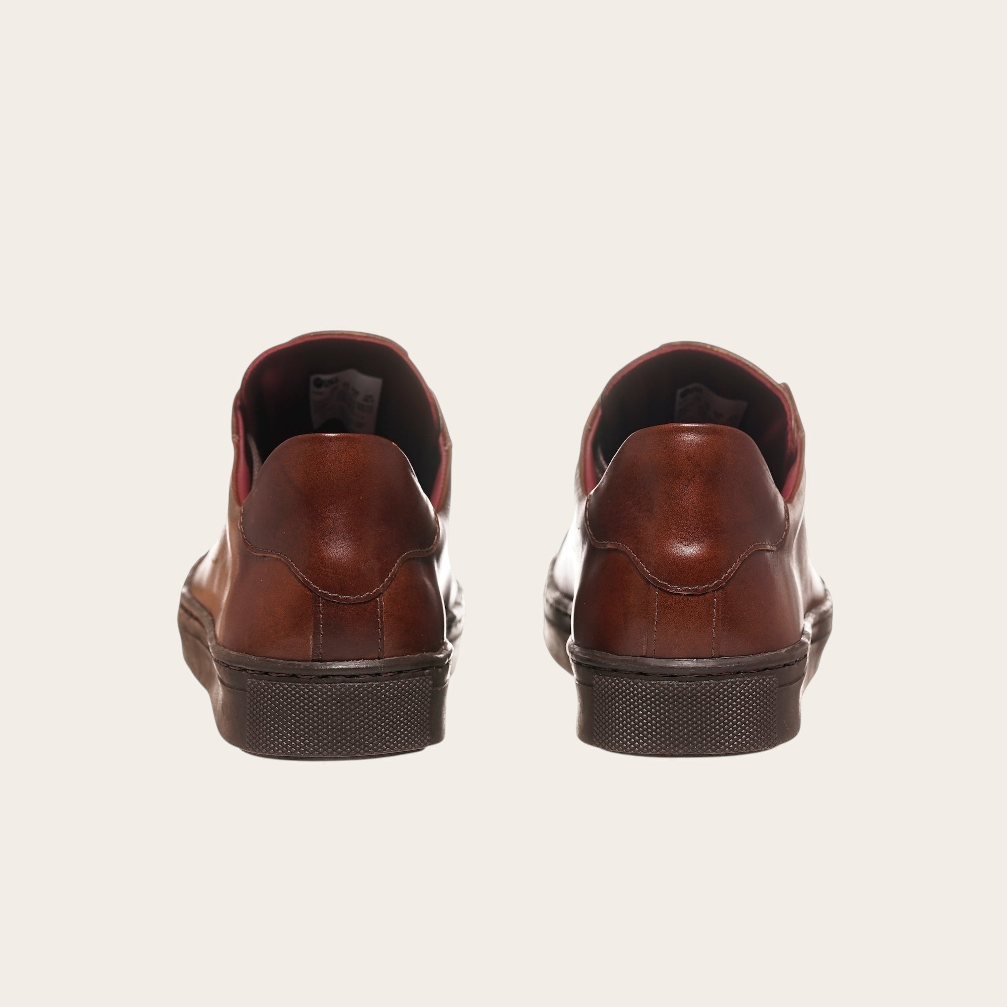 Zapatilla OLKI Tronador de cuero marrón con planta de caucho antideslizante y forro guinda.