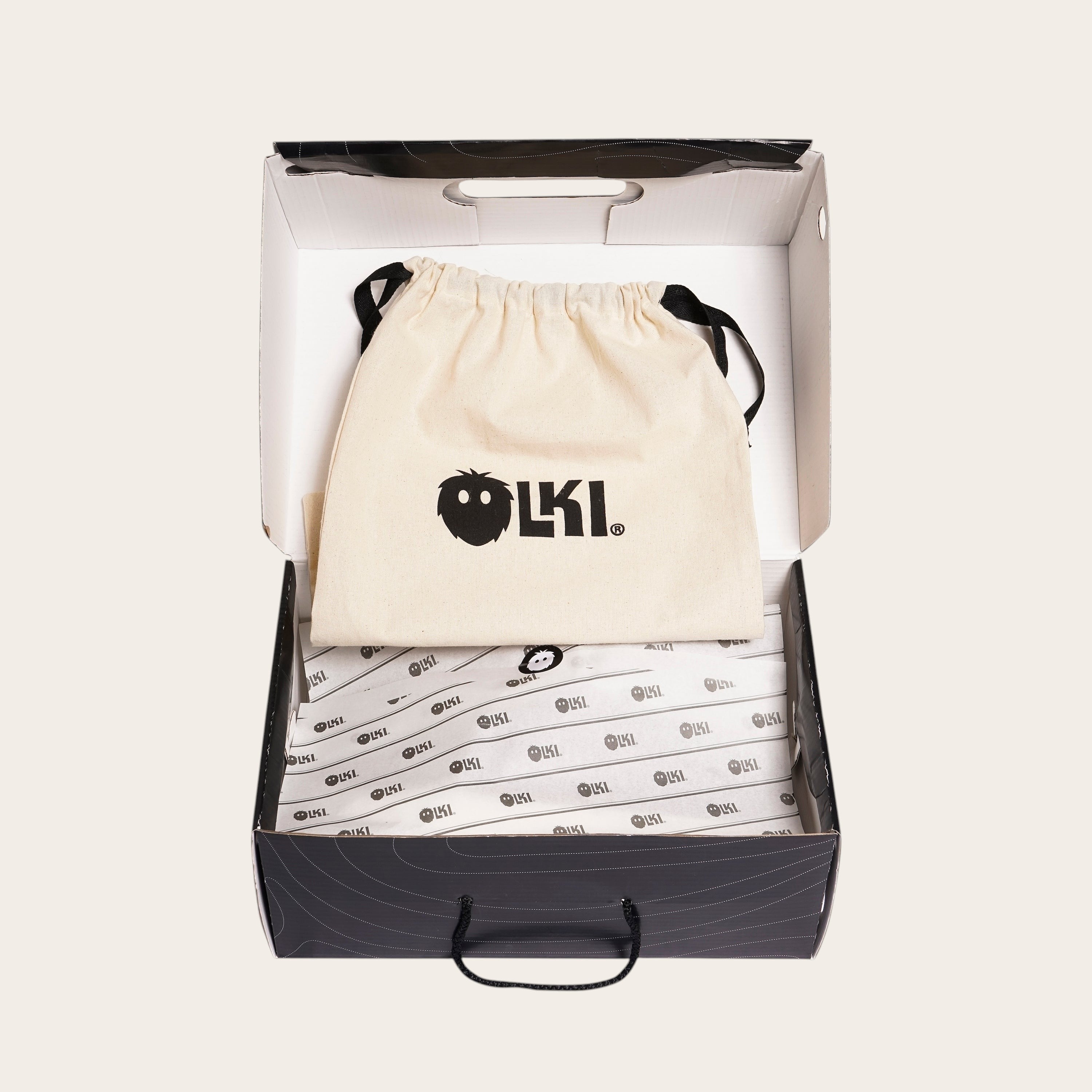 OLKI Zapatilla Tronador Castaño, zapatilla de cuero vacuno 100% certificado, planta de caucho antideslizante y cordones de algodón encerado. Presentada en su caja con bolsa protectora.