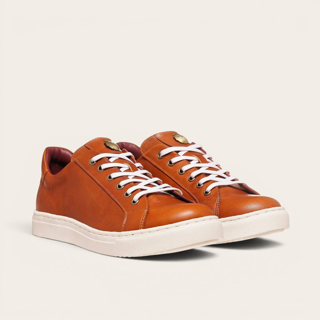 Zapatilla OLKI Tronador de cuero vacuno tostado con cordones blancos y planta de caucho blanca. Diseño para vestir.