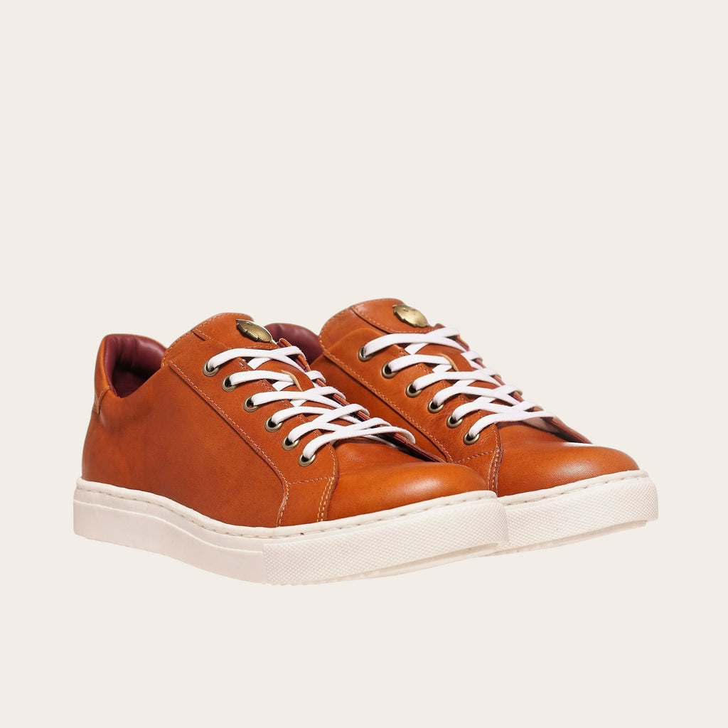 Zapatilla OLKI Tronador de cuero vacuno tostado con cordones blancos y planta de caucho blanca. Diseño para vestir.