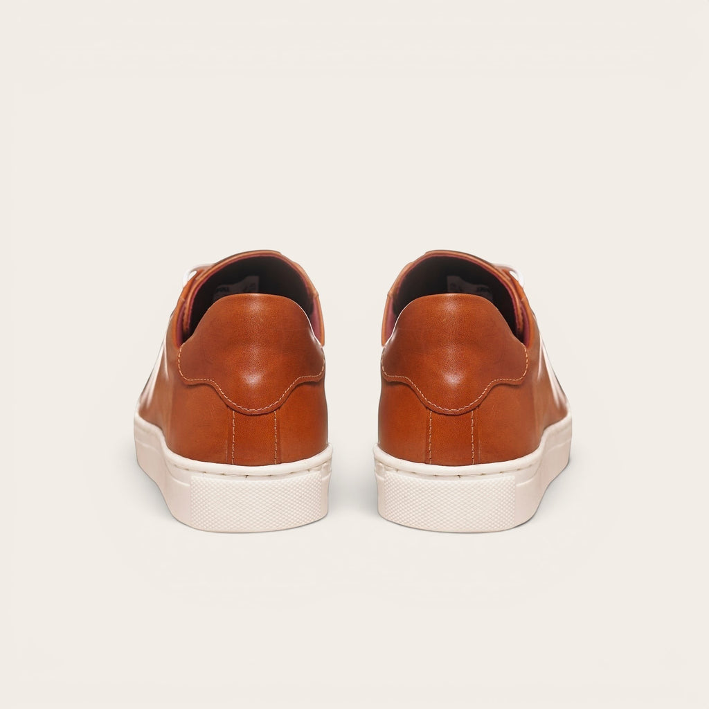Zapatilla OLKI Tronador de cuero vacuno tostado con planta blanca y cordones de algodón encerado. Diseño artesanal chileno.
