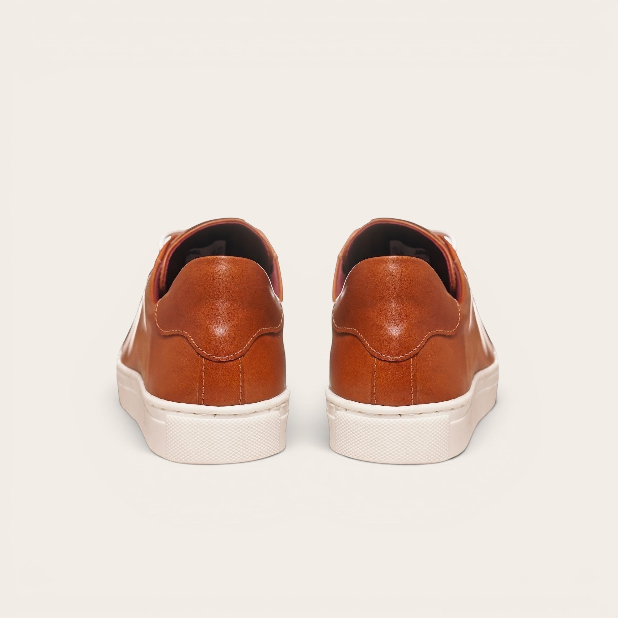 Zapatilla OLKI Tronador de cuero vacuno tostado con planta blanca y cordones de algodón encerado. Diseño artesanal chileno.