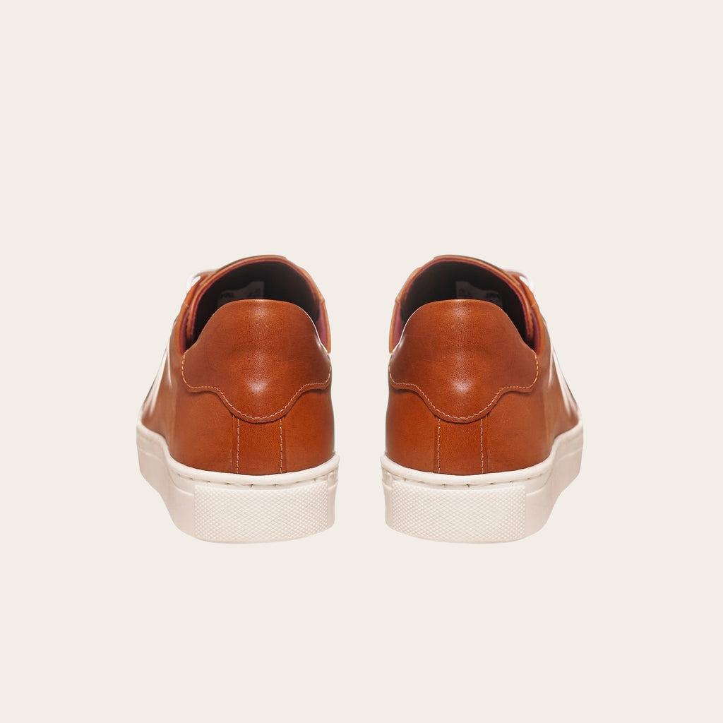 Zapatilla OLKI Tronador de cuero vacuno tostado con planta blanca y cordones de algodón encerado. Diseño artesanal chileno.