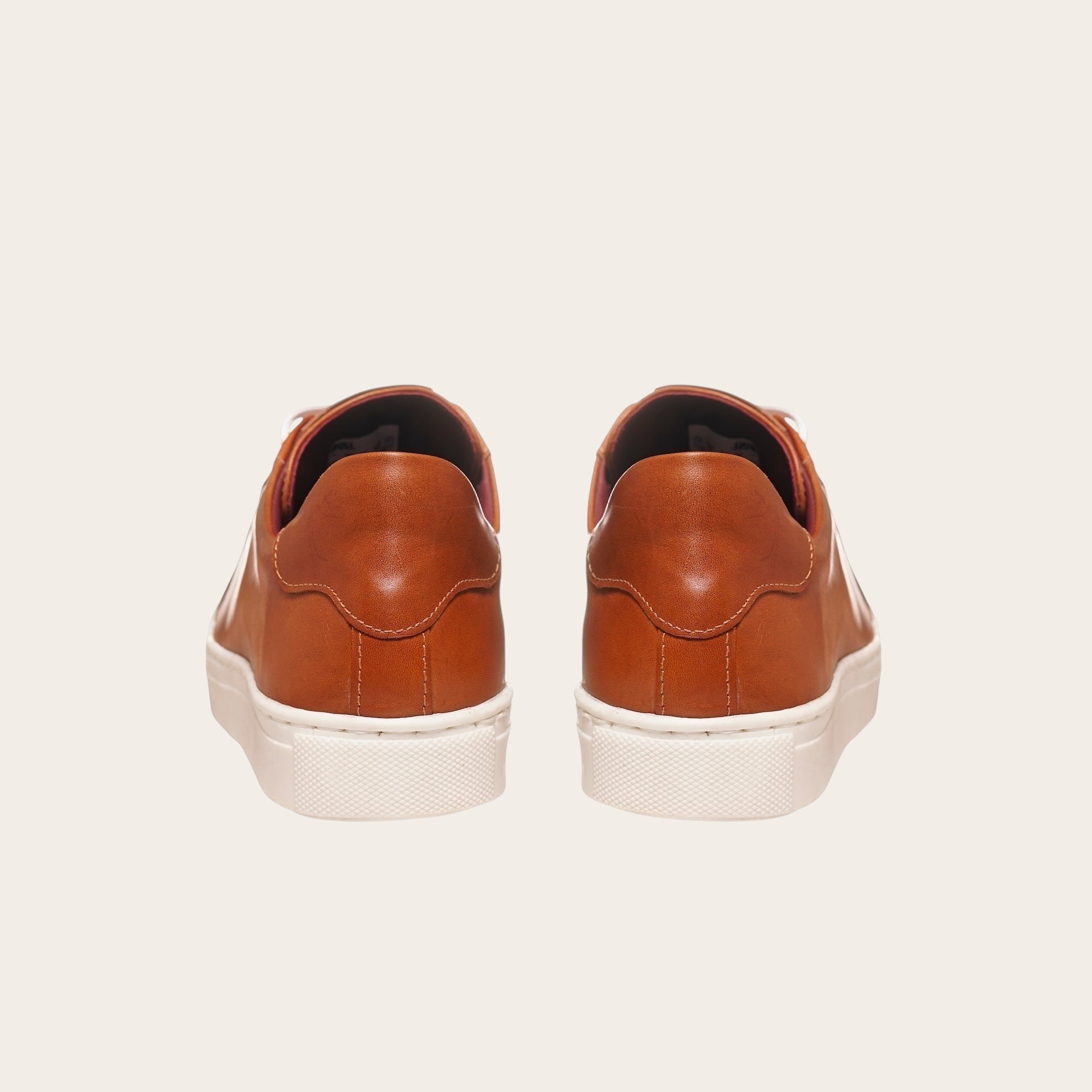 Zapatilla OLKI Tronador de cuero vacuno tostado con planta blanca y cordones de algodón encerado. Diseño artesanal chileno.