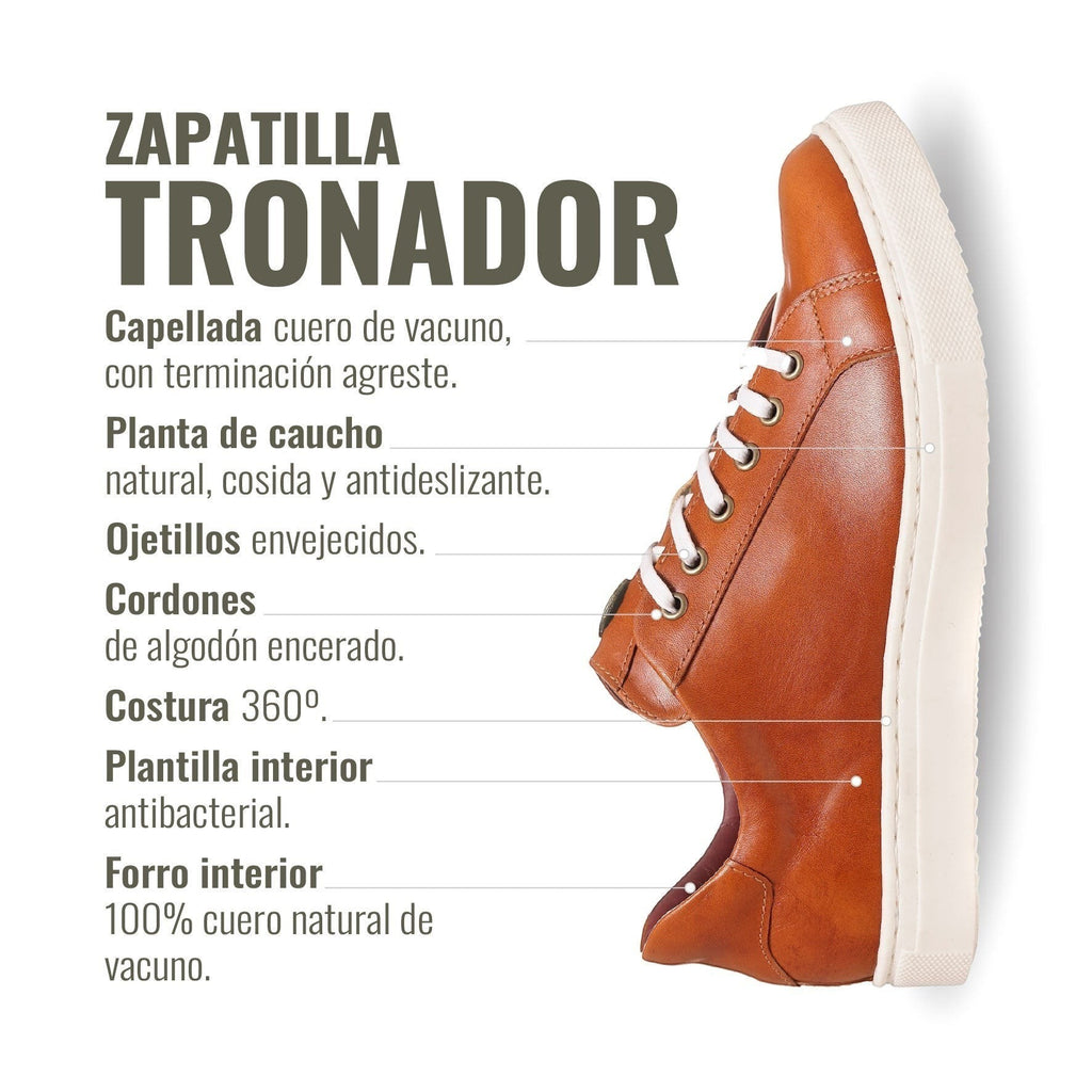Zapatilla OLKI Tronador de cuero vacuno tostado con planta blanca de caucho antideslizante y cordones de algodón encerado. Diseño para vestir.