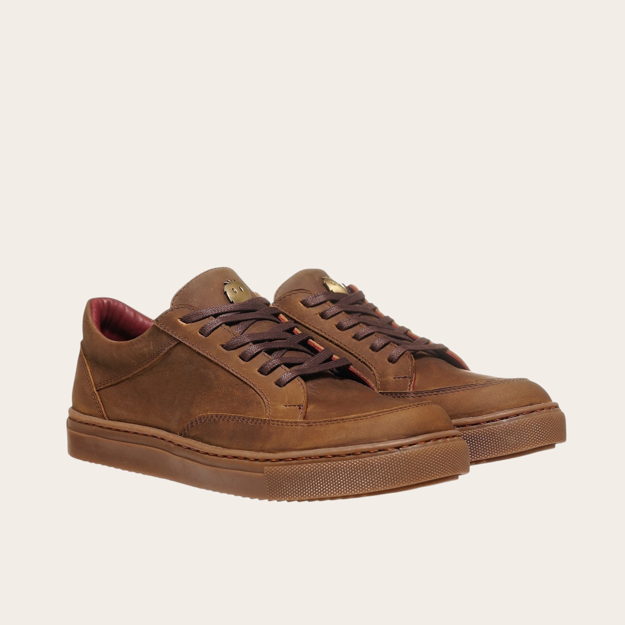 Zapatilla OLKI La Campana camel de cuero natural con cordones de algodón encerado y planta de caucho antideslizante.