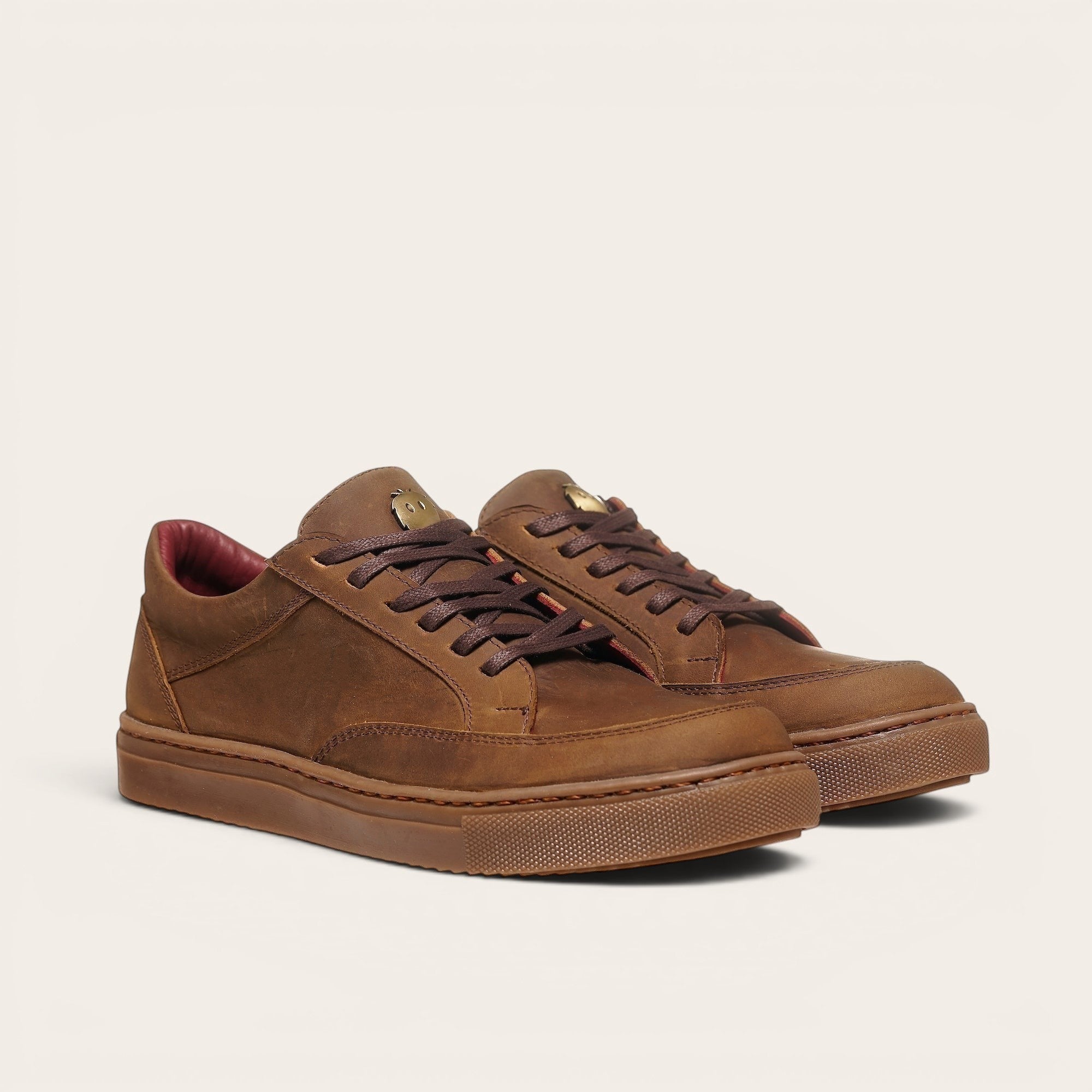 Zapatilla OLKI La Campana camel de cuero natural con cordones de algodón encerado y planta de caucho antideslizante.