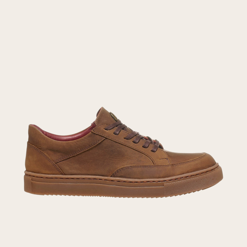 Zapatilla OLKI La Campana de cuero natural color camel con cordones y planta de caucho antideslizante.