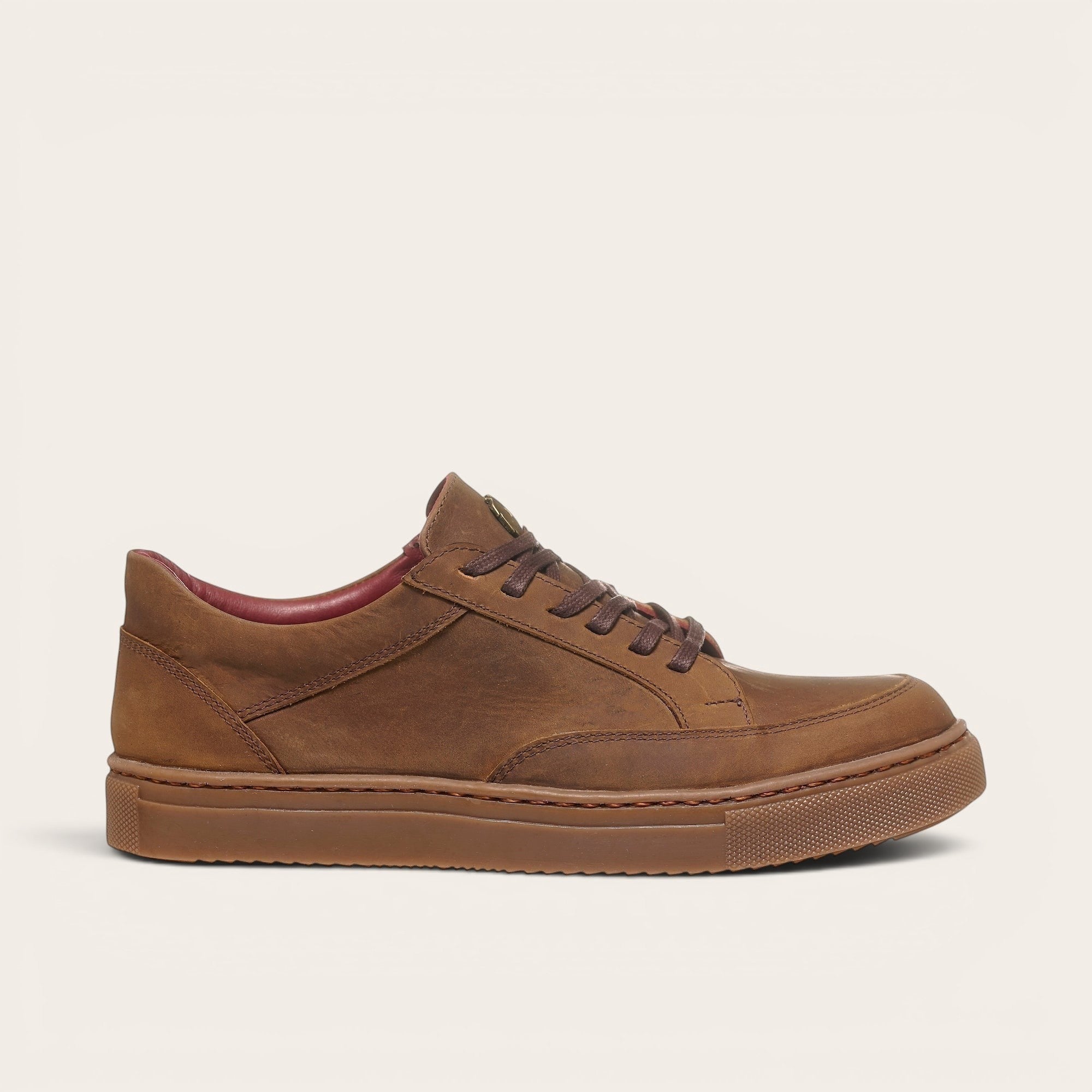 Zapatilla OLKI La Campana de cuero natural color camel con cordones y planta de caucho antideslizante.