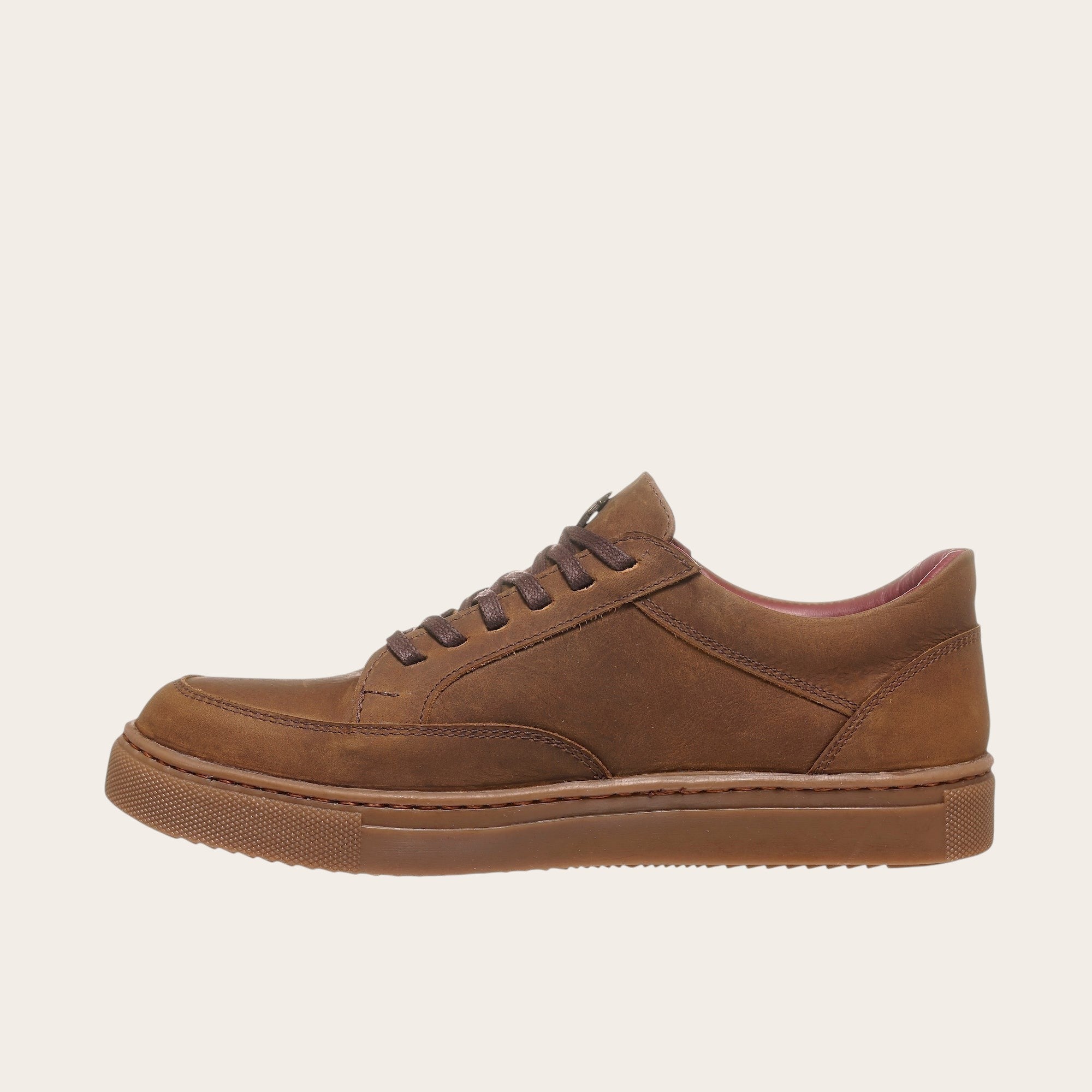 Zapatilla OLKI La Campana de cuero color camel con cordones y planta de caucho. Diseño urbano.