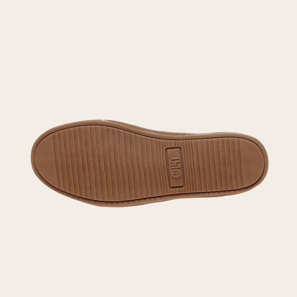 Zapatilla OLKI La Campana de cuero camel con planta de caucho antideslizante y detalle de logo.