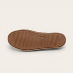 Zapatilla OLKI La Campana de cuero camel con planta de caucho antideslizante y detalle de logo.