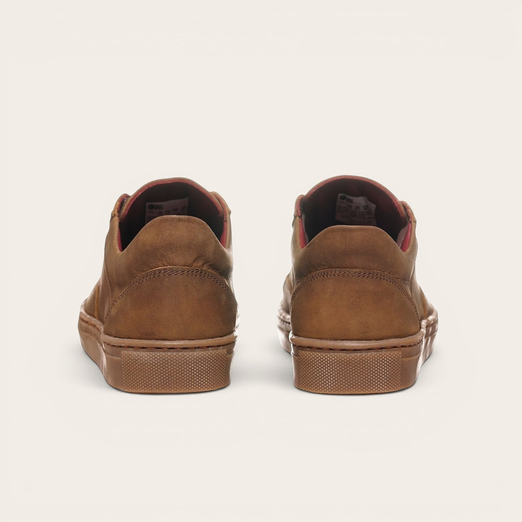 Zapatilla OLKI La Campana de cuero camel con forro burdeos y planta de caucho antideslizante.