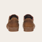 Zapatilla OLKI La Campana de cuero camel con forro burdeos y planta de caucho antideslizante.