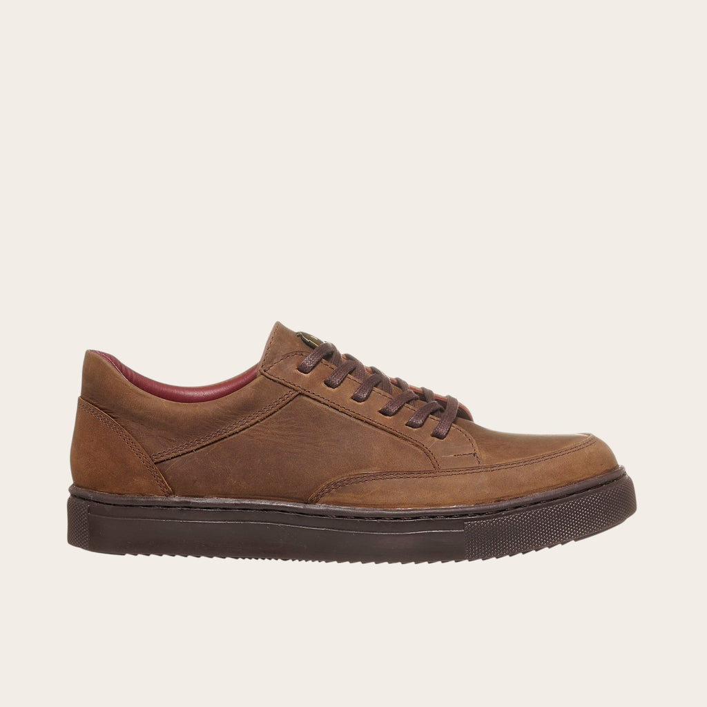 Zapatilla OLKI La Campana de cuero vacuno camel con cordones de algodón encerado y planta de caucho antideslizante.