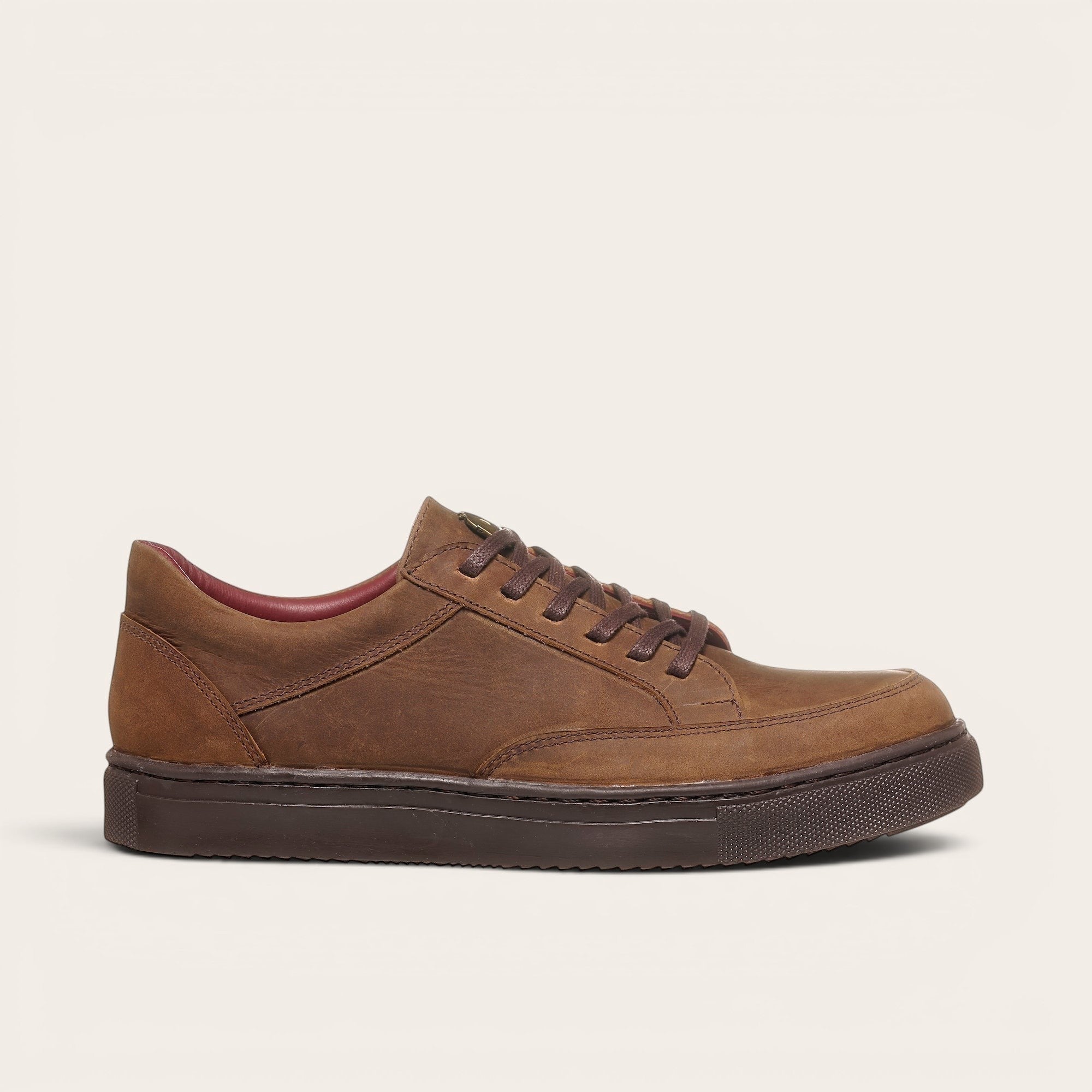 Zapatilla OLKI La Campana de cuero vacuno camel con cordones de algodón encerado y planta de caucho antideslizante.