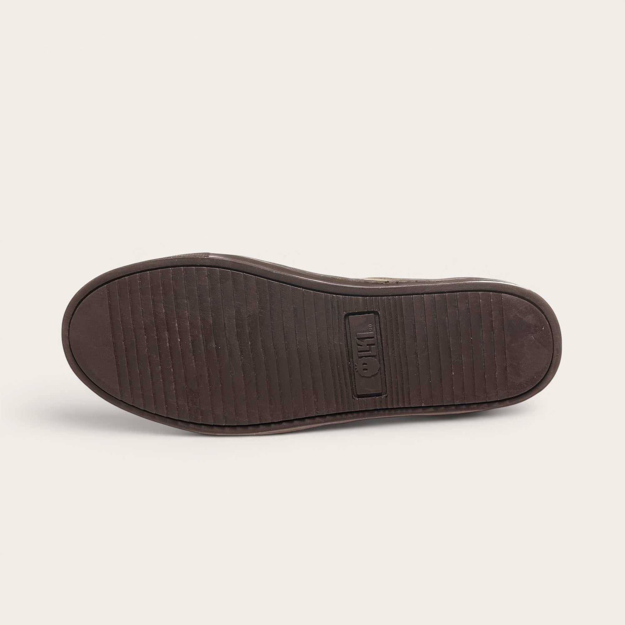 Zapatilla OLKI La Campana de cuero vacuno camel con cordones de algodón encerado y planta de caucho antideslizante.