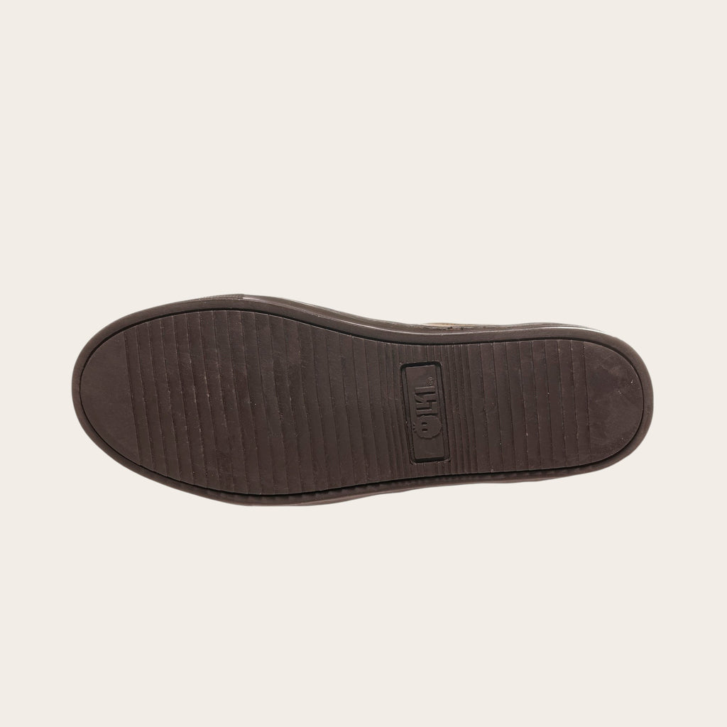 Zapatilla OLKI La Campana de cuero vacuno camel con cordones de algodón encerado y planta de caucho antideslizante.