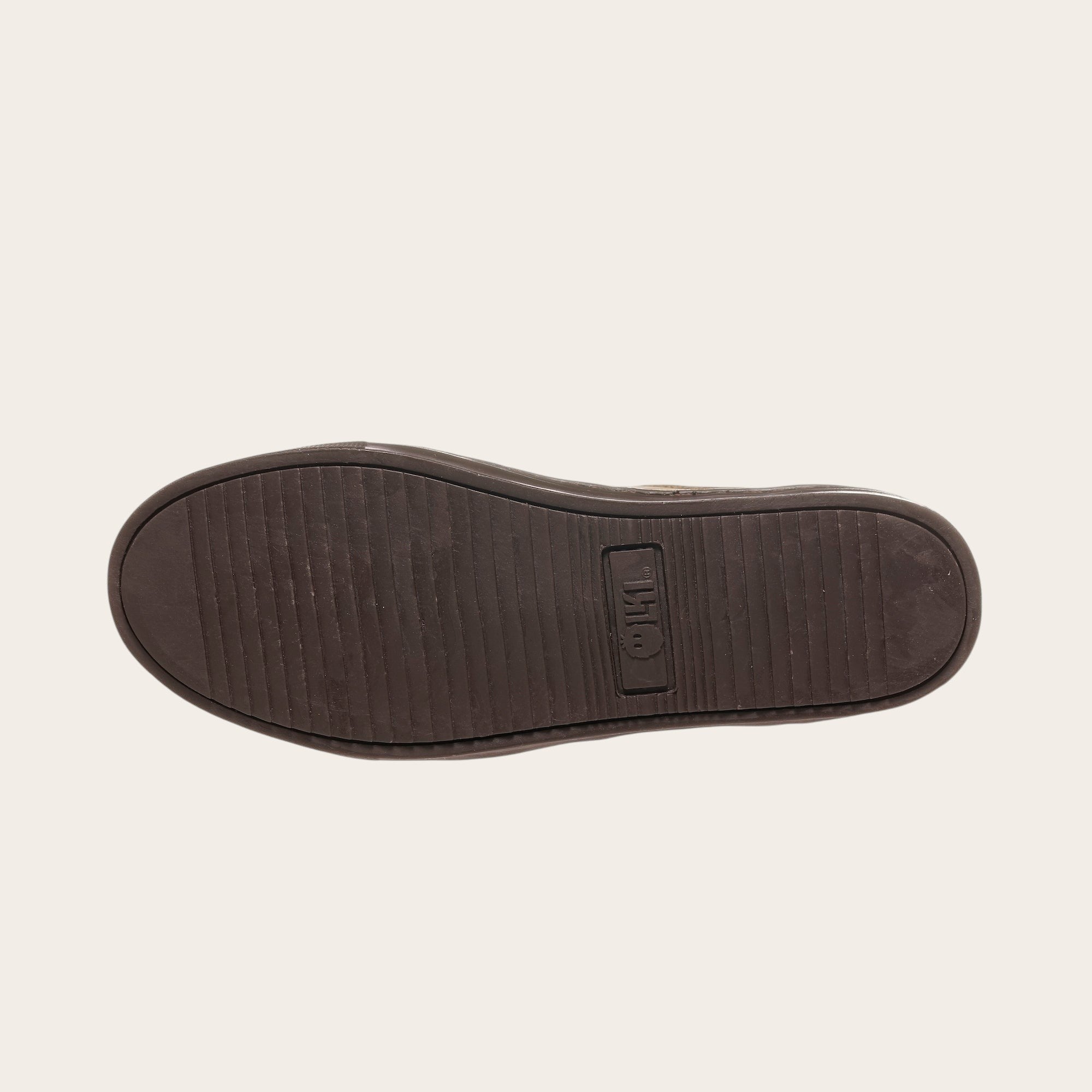 Zapatilla OLKI La Campana de cuero vacuno camel con cordones de algodón encerado y planta de caucho antideslizante.