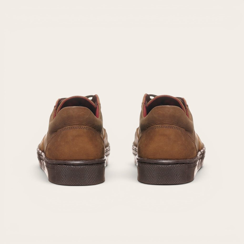 Zapatilla OLKI La Campana de cuero vacuno camel con cordones de algodón encerado y planta de caucho antideslizante.