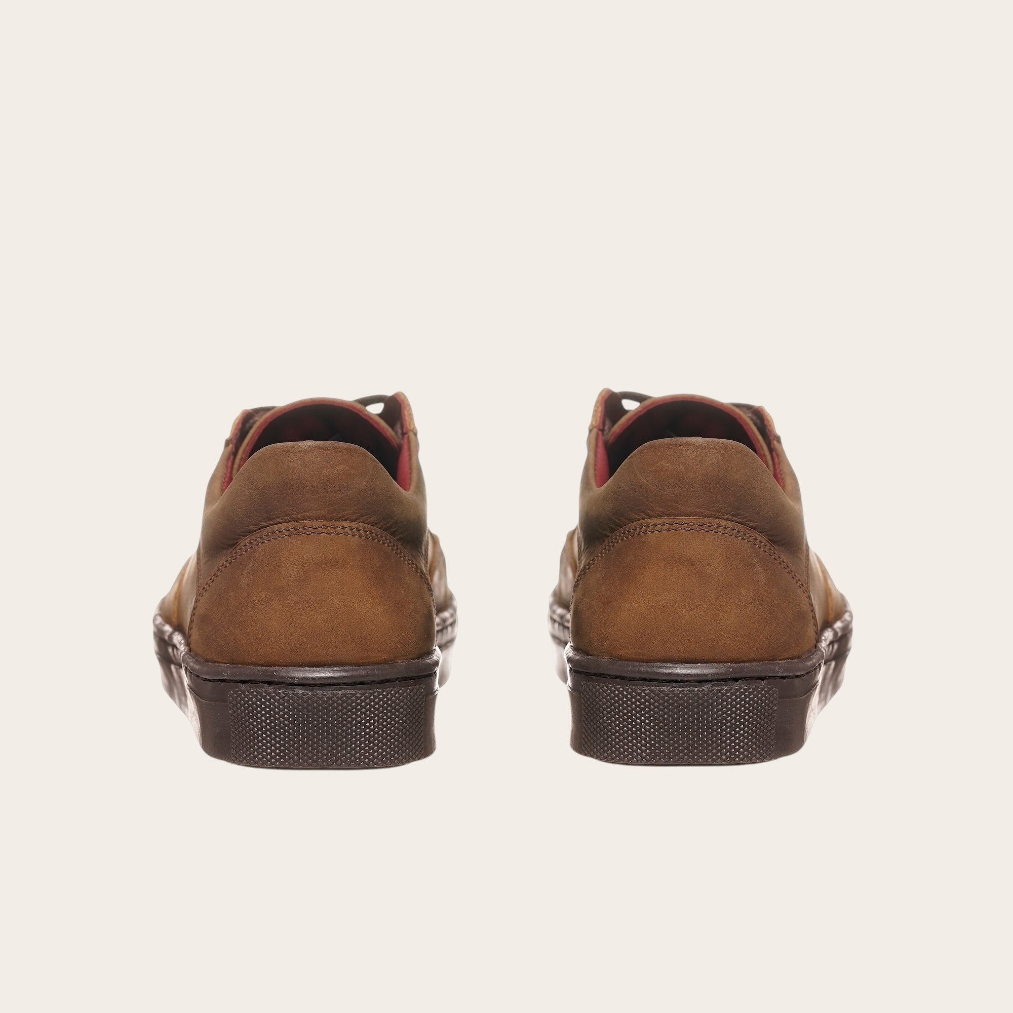 Zapatilla OLKI La Campana de cuero vacuno camel con cordones de algodón encerado y planta de caucho antideslizante.