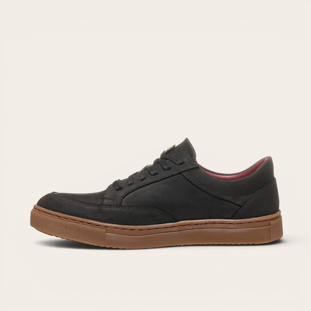 Zapatilla OLKI La Campana negra de cuero con planta de caucho cristal y forro burdeos. Diseño urbano y minimalista.