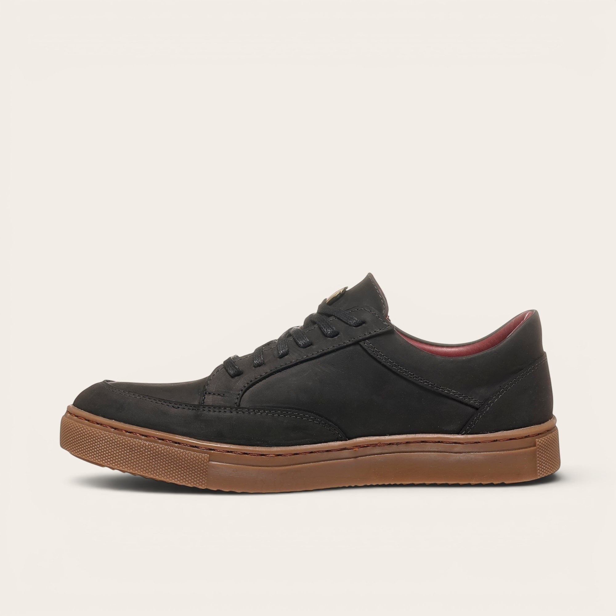Zapatilla OLKI La Campana negra de cuero con planta de caucho cristal y forro burdeos. Diseño urbano y minimalista.