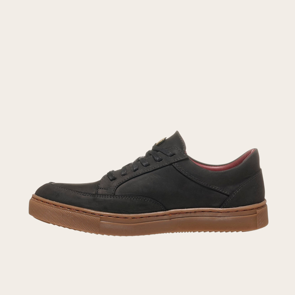 Zapatilla OLKI La Campana negra de cuero con planta de caucho cristal y forro burdeos. Diseño urbano y minimalista.