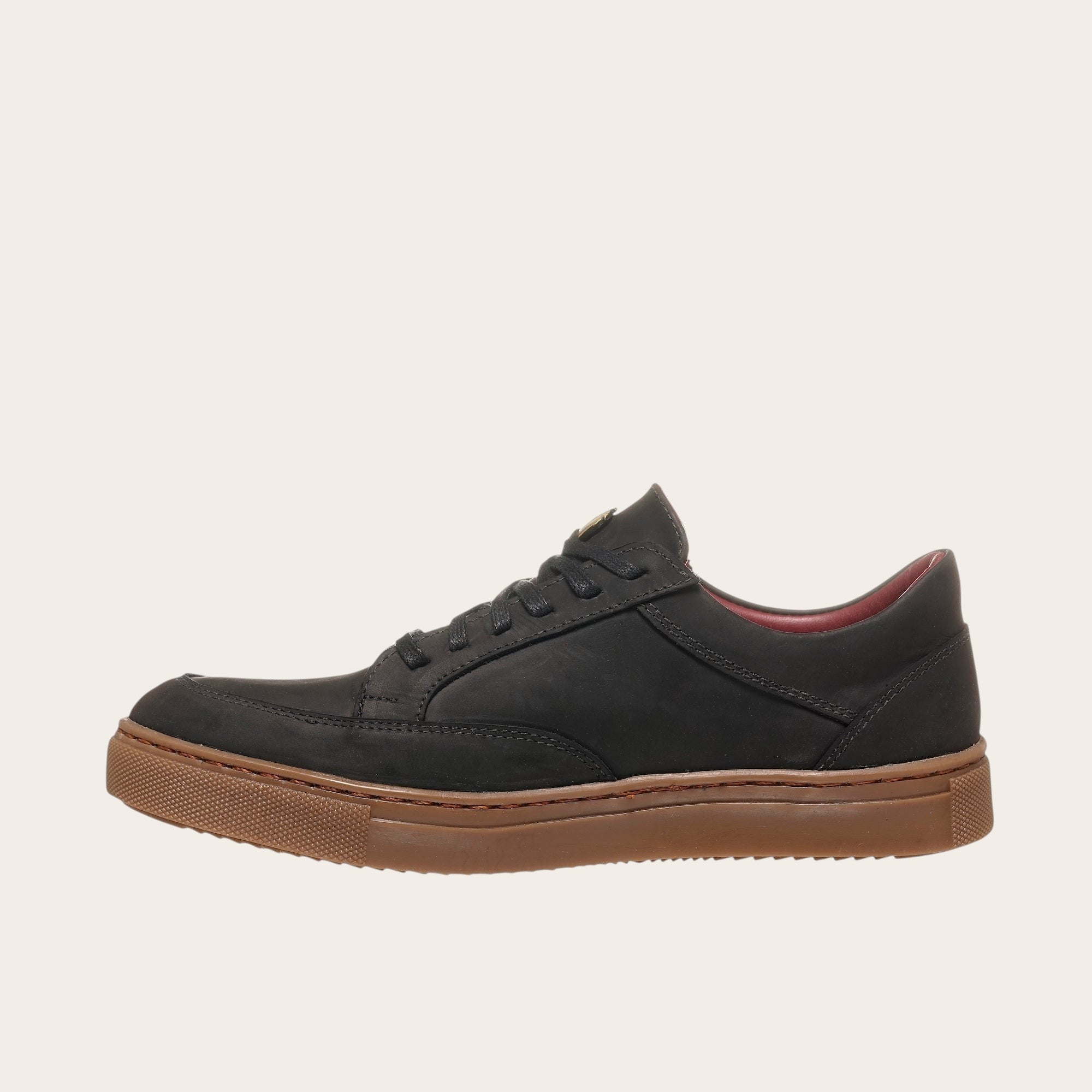 Zapatilla OLKI La Campana negra de cuero con planta de caucho cristal y forro burdeos. Diseño urbano y minimalista.