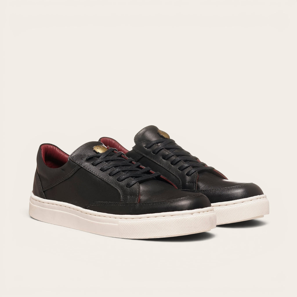 Zapatilla OLKI La Campana negra de cuero con detalles burdeos y planta blanca. Diseño urbano minimalista.