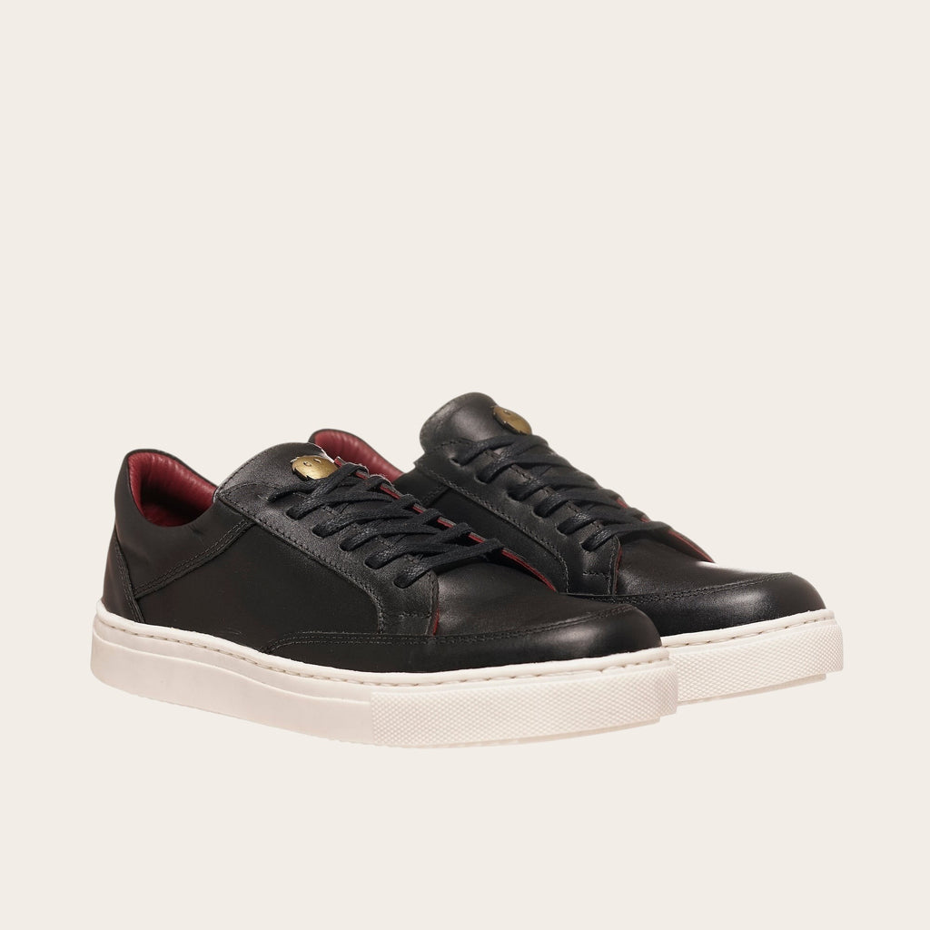 Zapatilla OLKI La Campana negra de cuero con detalles burdeos y planta blanca. Diseño urbano minimalista.