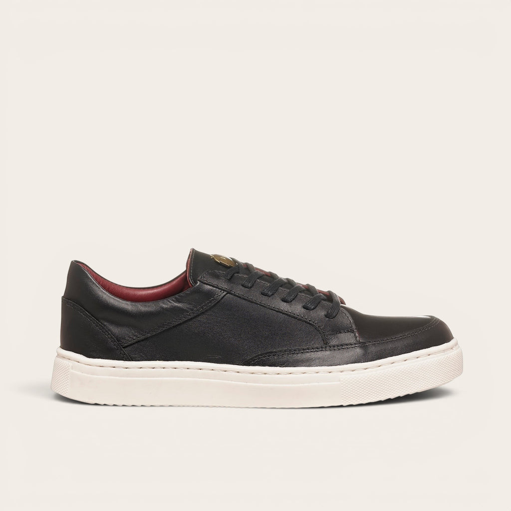 Zapatilla OLKI La Campana negra de cuero con planta blanca y forro burdeos. Diseño minimalista y urbano.