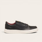 Zapatilla OLKI La Campana negra de cuero con planta blanca y forro burdeos. Diseño minimalista y urbano.