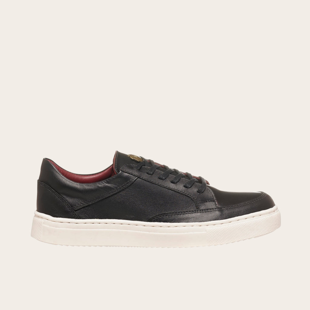 Zapatilla OLKI La Campana negra de cuero con planta blanca y forro burdeos. Diseño minimalista y urbano.