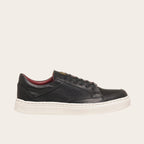 Zapatilla OLKI La Campana negra de cuero con planta blanca y forro burdeos. Diseño minimalista y urbano.