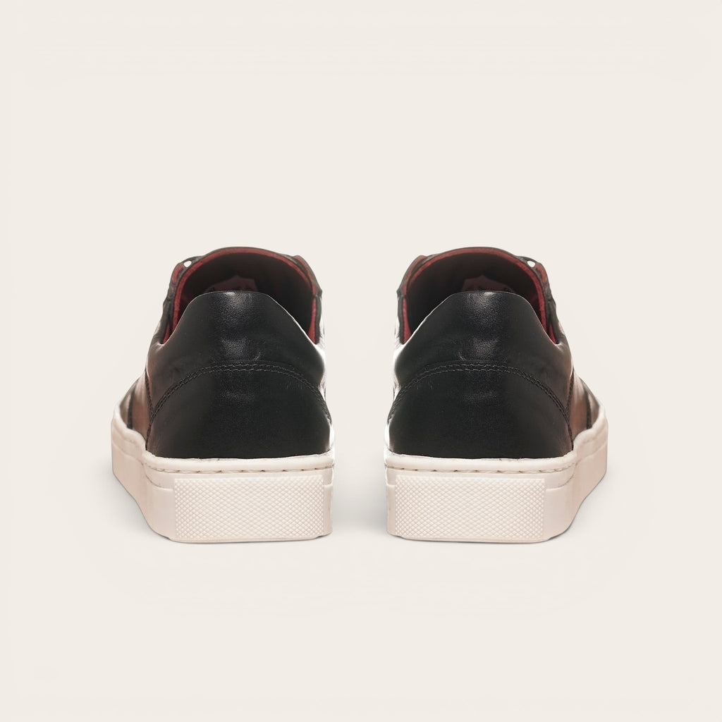 Zapatilla OLKI La Campana negra de cuero con planta blanca y forro burdeos. Diseño urbano minimalista.