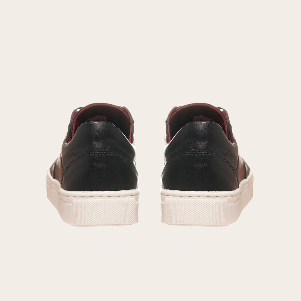 Zapatilla OLKI La Campana negra de cuero con planta blanca y forro burdeos. Diseño urbano minimalista.