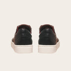 Zapatilla OLKI La Campana negra de cuero con planta blanca y forro burdeos. Diseño urbano minimalista.