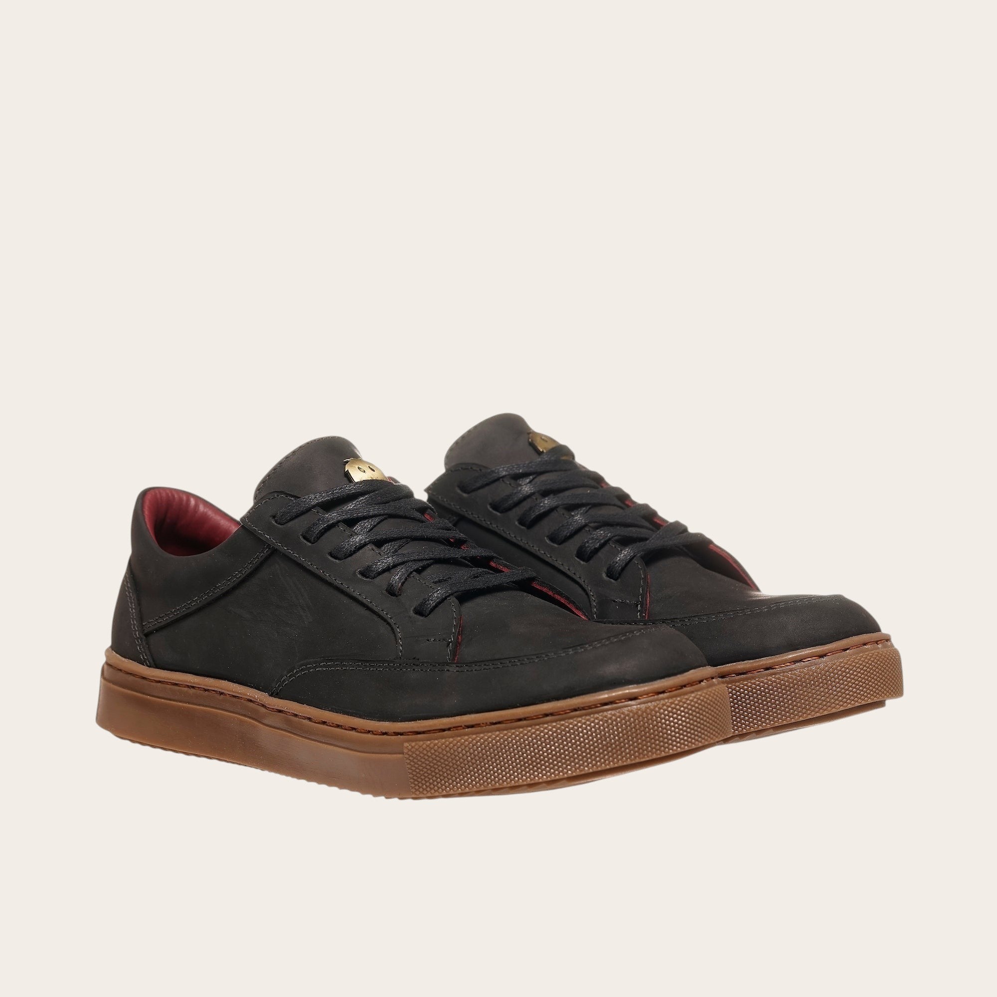 Zapatilla OLKI La Campana negra de cuero con planta de caucho cristal y forro burdeos.