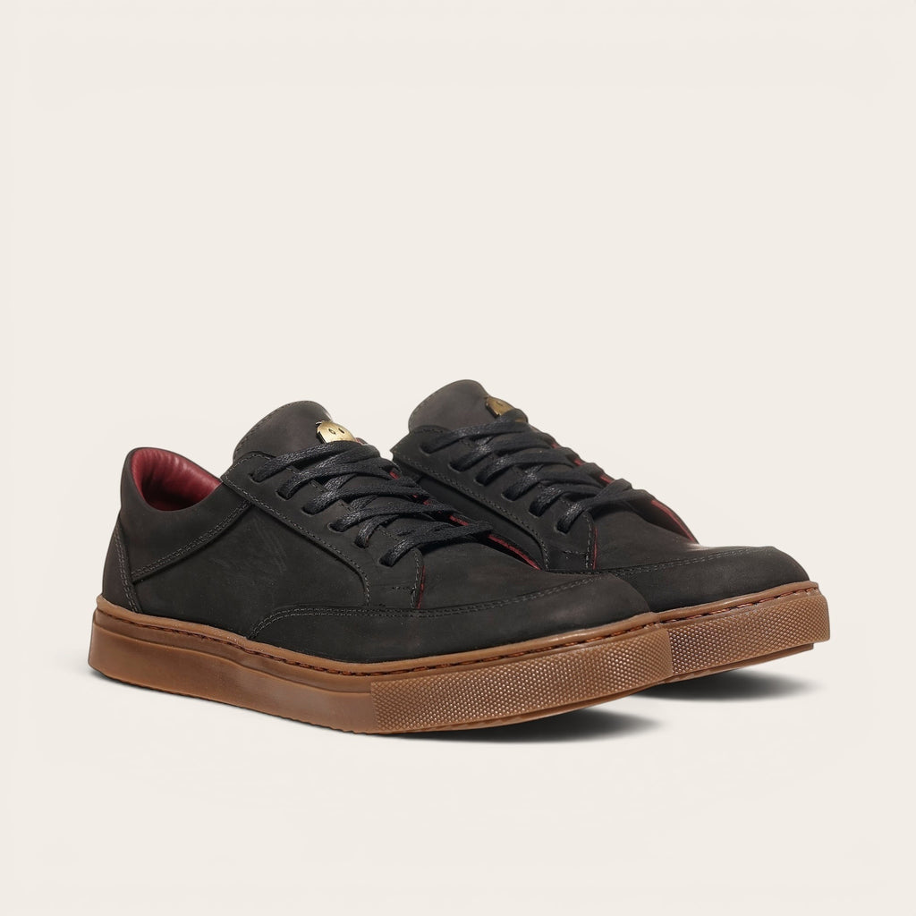 Zapatilla OLKI La Campana negra de cuero con planta de caucho cristal y forro burdeos.