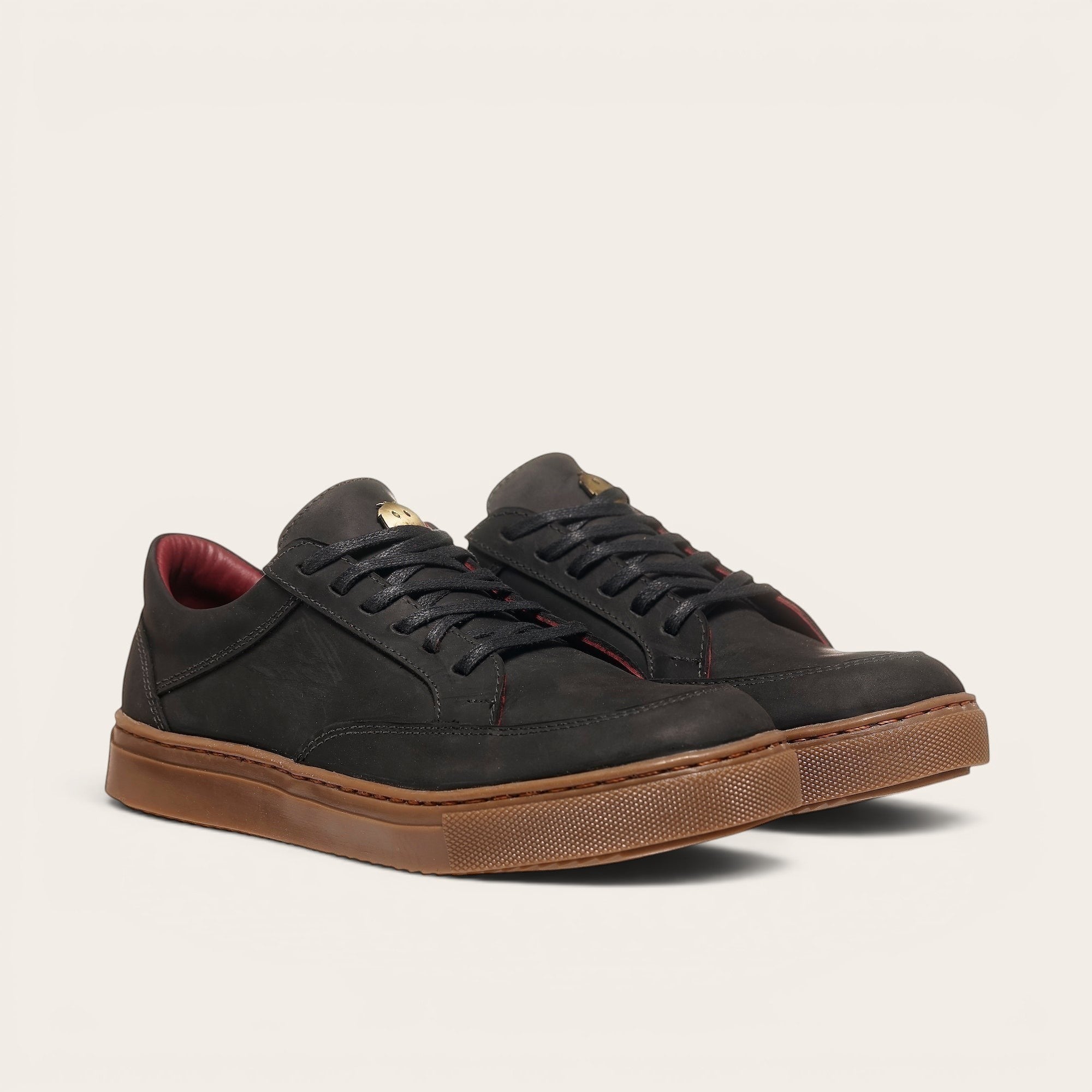 Zapatilla OLKI La Campana negra de cuero con planta de caucho cristal y forro burdeos.